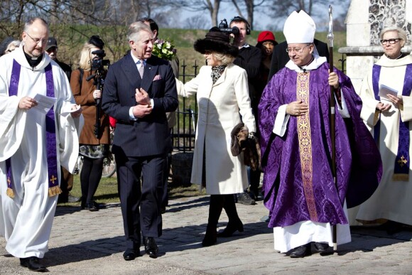 Le prince Charles et Camilla Parker Bowles en visite à l'église anglicane St Alban de Copenhague, le 25 mars 2012, pour un service religieux et la plantation d'un arbre commémorant le jubilé de diamant de la reine Elizabeth II.