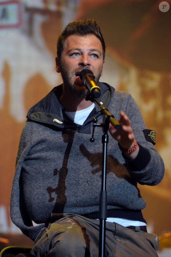 Même le bras en écharpe, Christophe Maé assure lors de l'événement Une Nuit à Makala, au Zénith de Lille le lundi 26 mars 2012