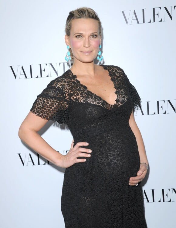 Molly Sims, enceinte de six mois, exhibait son ventre rond dans une superbe robe noire brodée lors de l'ouverture de la nouvelle boutique Valentino sur Rodeo Drive à Beverly Hills, le 27 mars 2012.