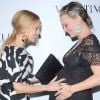 Molly Sims, enceinte de six mois, heureuse devant sa styliste et amie Rachel Zoe lors de l'ouverture de la nouvelle boutique Valentino sur Rodeo Drive à Beverly Hills, le 27 mars 2012.