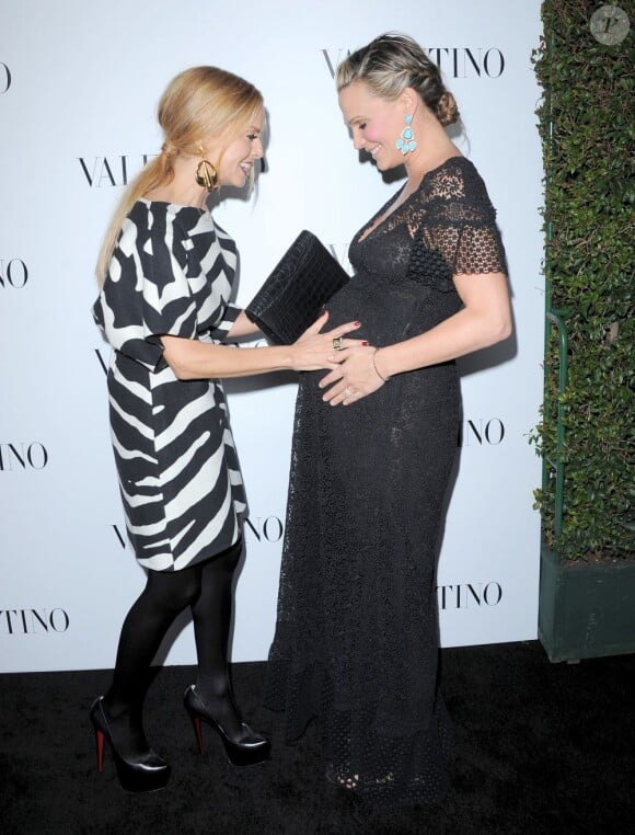 Molly Sims, enceinte de six mois, heureuse devant sa styliste et amie Rachel Zoe lors de l'ouverture de la nouvelle boutique Valentino sur Rodeo Drive à Beverly Hills, le 27 mars 2012.