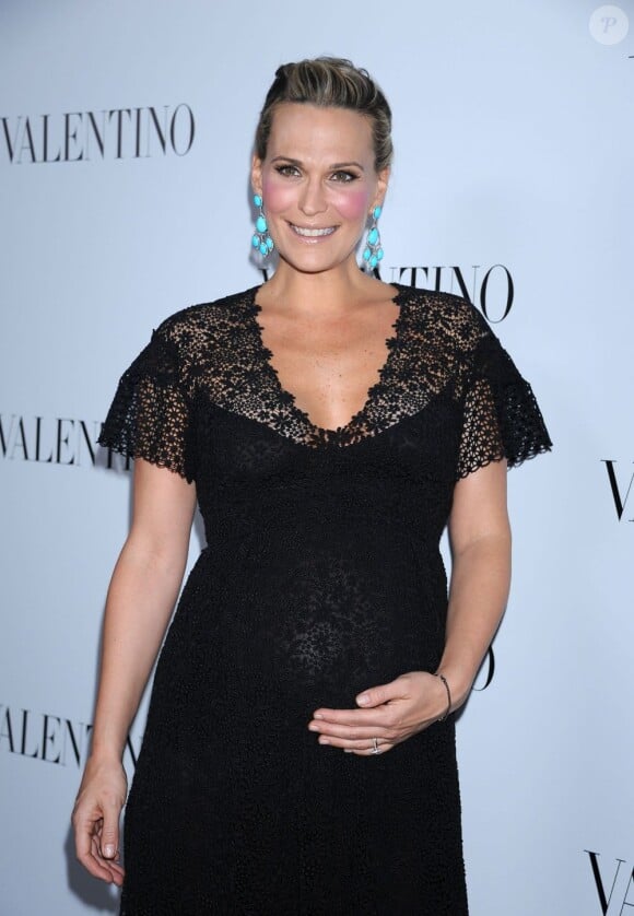 Molly Sims, enceinte de six mois, exhibait son ventre rond dans une superbe robe noire brodée lors de l'ouverture de la nouvelle boutique Valentino sur Rodeo Drive à Beverly Hills, le 27 mars 2012.