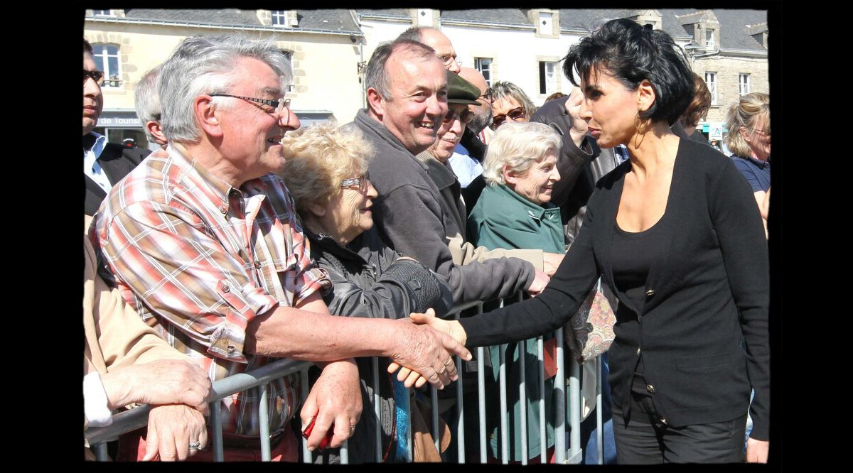 Photo Rachida Dati prend un bain de foule en LoireAtlantique, à Guérande, lors d