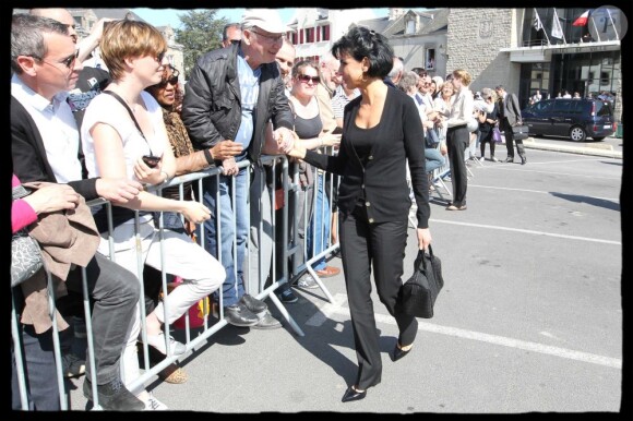 Rachida Dati prend un bain de foule en Loire-Atlantique, à Guérande, lors d'un déplacement avec Nicolas Sarkozy. Le 27 mars 2012