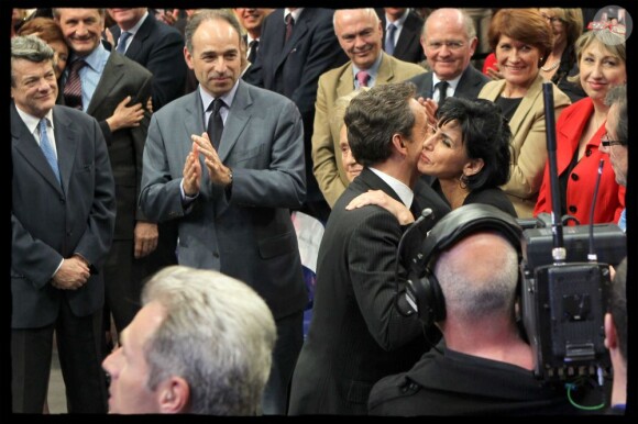 Rachida Dati et Nicolas Sarkozy scellent leur belle complicité à l'issue du meeting de Nantes du président-candidat. Le 27 mars 2012