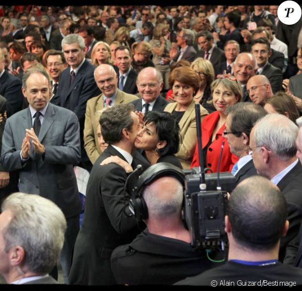 Rachida Dati et Nicolas Sarkozy scellent leur belle complicité à l'issue du meeting de Nantes du président-candidat. Le 27 mars 2012