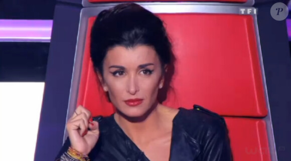 Jenifer très concentrée pendant le Battle Estelle/Valérie Delgado dans la bande-annonce de The Voice, samedi 31 mars 2012 sur TF1