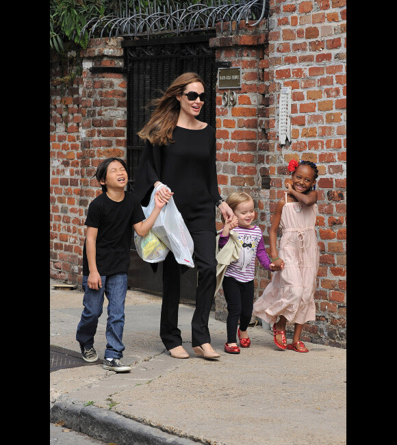 Angelina Jolie et ses enfants Pax, Zahara et Vivienne le 11 mars 2012 à la Nouvelle Orléans