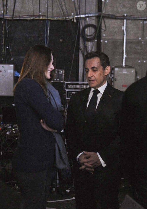 Nicolas Sarkozy et Carla Bruni dans les coulisses de l'émission Des Paroles et des actes sur France 2, le 6 mars 2012.