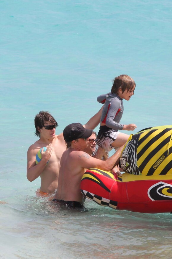 Jon Bon Jovi aide sa tribu à monter à bord d'un radeau en plastique à Saint-Barthélemy, le 29 mars 2012.