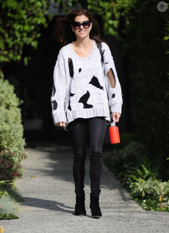 Kate Walsh quitte un salon de beauté à Los Angeles, le 29 mars 2012 et arbore un pull plutôt conceptuel