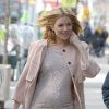 Sienna Miller, radieuse affiche ses premières rondeurs de femme enceinte sur le tournage de A case of you à New York le 17 février 2012.