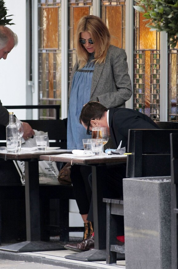 Sienna Miller enceinte et radieuse à Londres, le 30 mars 2012.