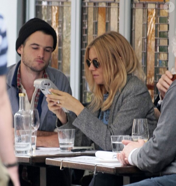 Sienna Miller et Tom Sturridge : les futurs parents en terrasse en amoureux, déjeunent à Soho à Londres, le 30 mars 2012.