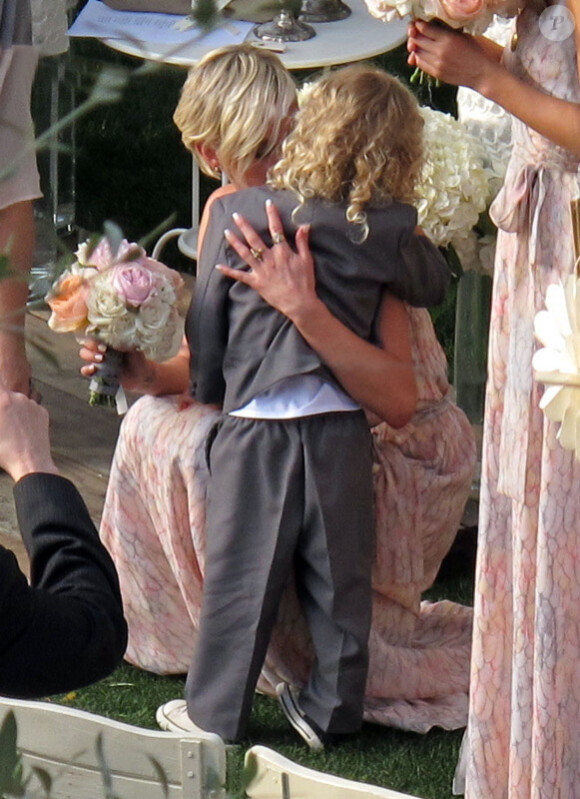 Jessica Simpson en demoiselle d'honneur lors du mariage de son assistante Lauren, à Los Angeles, le dimanche 25 mars 2012.