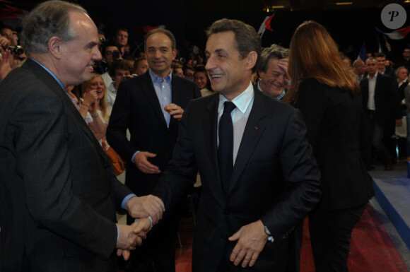 Nicolas Sarkozy et Frédéric Mitterrand le 31 mars 2012 à Paris pour un meeting avec les Jeunes de l'UMP