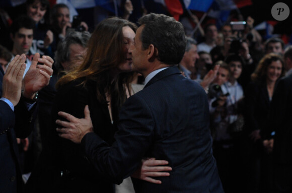 Nicolas Sarkozy et Carla Bruni le 31 mars 2012 à Paris pour un meeting avec les Jeunes de l'UMP