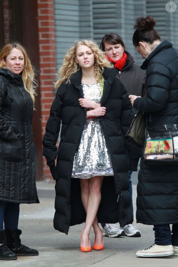 AnnaSophia Robb chouchoutée dans la peau de la jeune Carrie Bradshaw sur le tournage de The Carrie Diaries à New York. Le 1er avril 2012