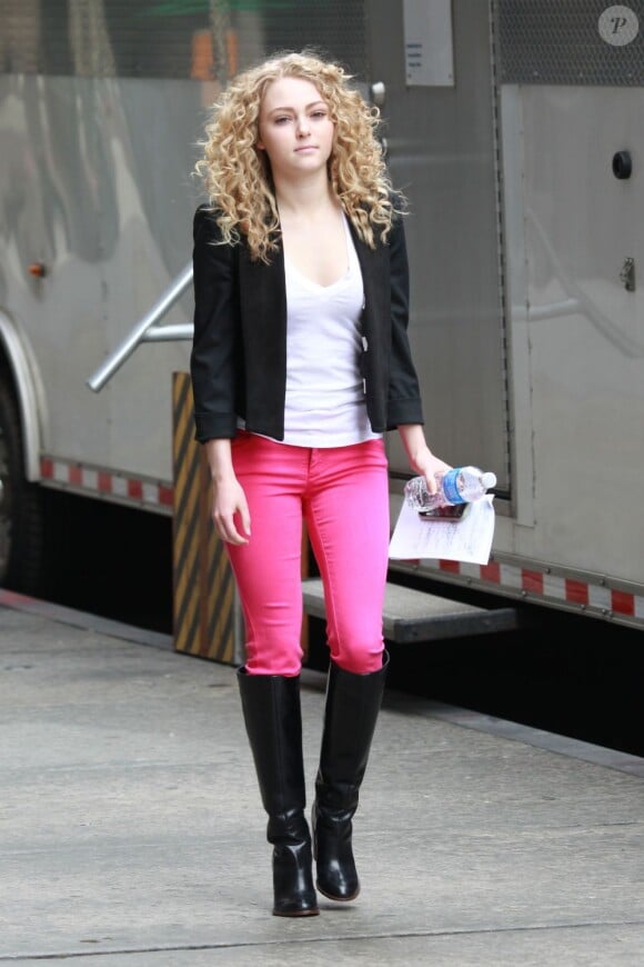 AnnaSophia Robb dans la peau de la jeune Carrie Bradshaw sur le tournage de The Carrie Diaries à New York. Le 1er avril 2012
