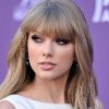 Taylor Swift, superbe pour son sacre comme Entertainer de l'année lors de la 47e cérémonie des American of Country Music (ACM) Awards, qui s'est déroulée le 1er avril 2012 au MGM Grand Garden Arena de Las Vegas.