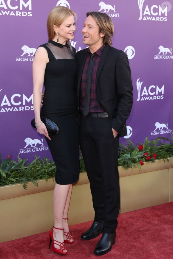 Nicole Kidman plus complices et amoureux que jamais sur le tapis rouge de la 47e cérémonie des American of Country Music (ACM) Awards, qui s'est déroulée le 1er avril 2012 au MGM Grand Garden Arena de Las Vegas.
