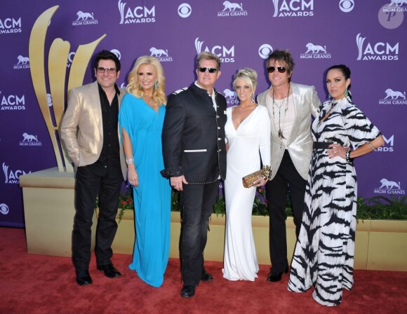 Les Rascal Flatts et leurs compagnes lors de la 47e cérémonie des American of Country Music (ACM) Awards, qui s'est déroulée le 1er avril 2012 au MGM Grand Garden Arena de Las Vegas.