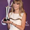 Taylor Swift présente son nouveau parfum, euh, non : son nouveau trophée lors de la 47e cérémonie des American of Country Music (ACM) Awards, qui s'est déroulée le 1er avril 2012 au MGM Grand Garden Arena de Las Vegas.