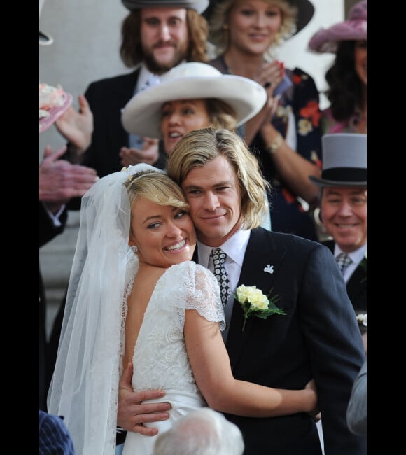 Chris Hemsworth et Olivia Wilde se marient sur le tournage de Rush, un biopic des pilotes Niki Lauda et James Hunt réalisé par Ron Howard, le 2 avril 2012 à Londres.
