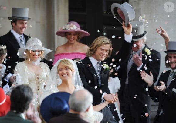 Chris Hemsworth et Olivia Wilde se marient sur le tournage de Rush de Ron Howard, un biopic des pilotes Niki Lauda et James Hunt, le 2 avril 2012, à Londres.