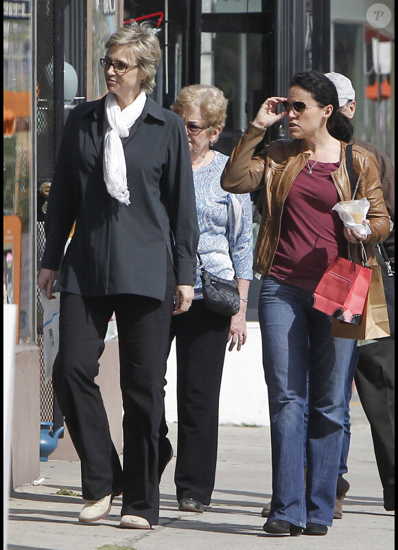 Jane Lynch et sa femme Lara Embry se sont rendues au centre de l'artisanat à Los Angeles le 24 mars 2012