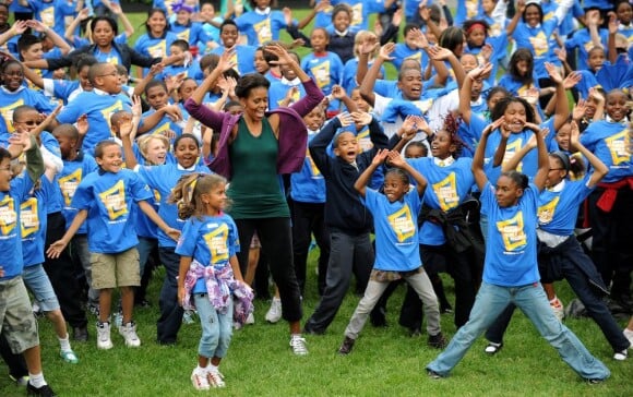 Michelle Obama entourée d'enfants pour la campagne Let's Move en 2011