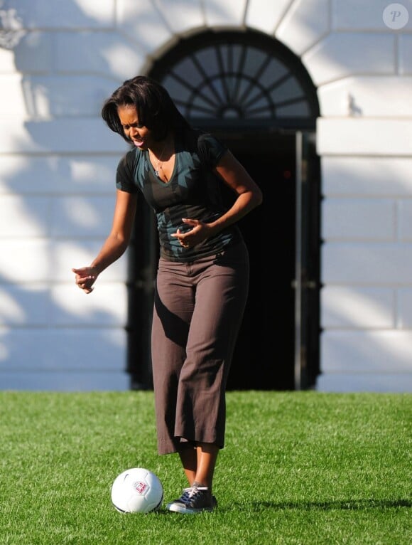 Michelle Obama dans les jardins de la Maison Blanche se défoule avec un ballon de foot