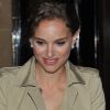 Natalie Portman rayonnante à la sortie de son hôtel parisien le 3 avril au soir se rend au dîner Dior.