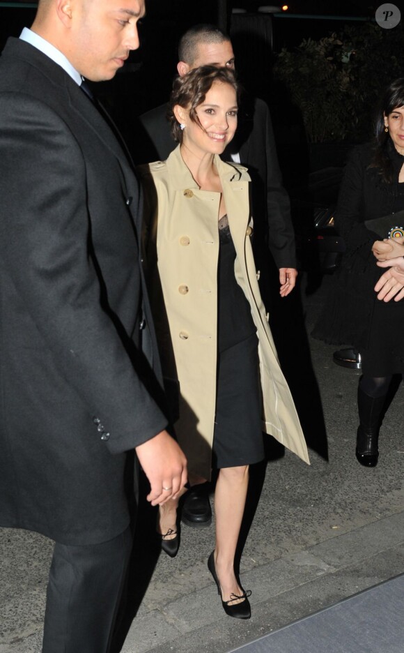 Natalie Portman à la sortie de son hôtel parisien le 3 avril au soir se rend au dîner Dior.