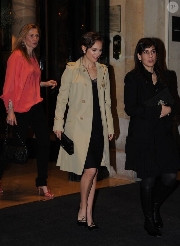 Natalie Portman superbe et élégante à la sortie de son hôtel parisien le 3 avril au soir se rend au dîner Dior.