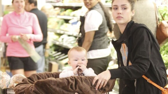 Jessica Alba : La star épuisée se fait voler la vedette par son bébé Haven