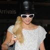 Paris Hilton, stylée à la descente de l'avion, de retour à Los Angeles. Le 4 avril 2012.
