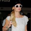 Paris Hilton débarque à l'aéroport de Los Angeles avec style. Le 4 avril 2012.