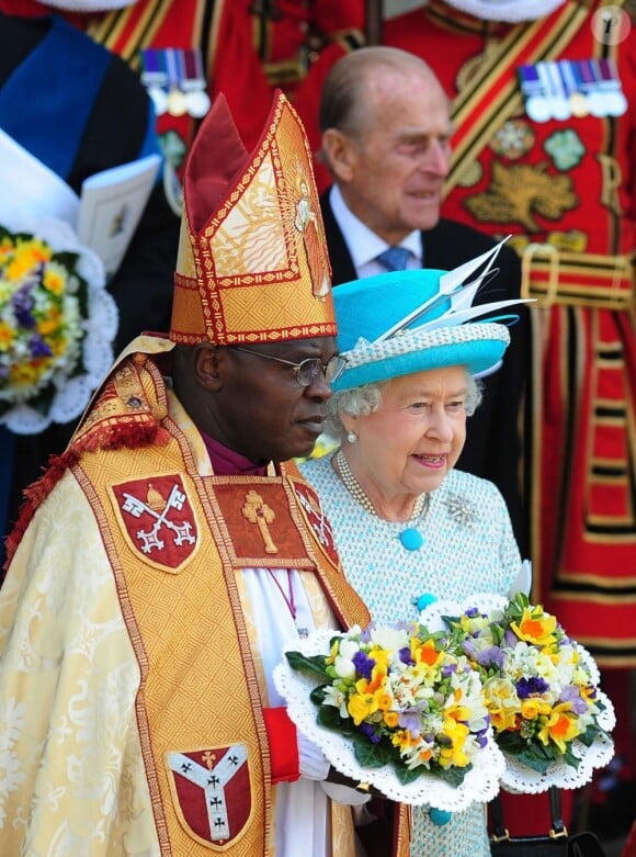 La reine Elizabeth II était accompagnée de son mari le duc d'Edimbourg et de sa petite-fille la princesse Beatrice d'York, le 5 avril 2012, pour le Royal Maundy Service, la cérémonie du Jeudi saint, à York Minster, cathédrale d'York.