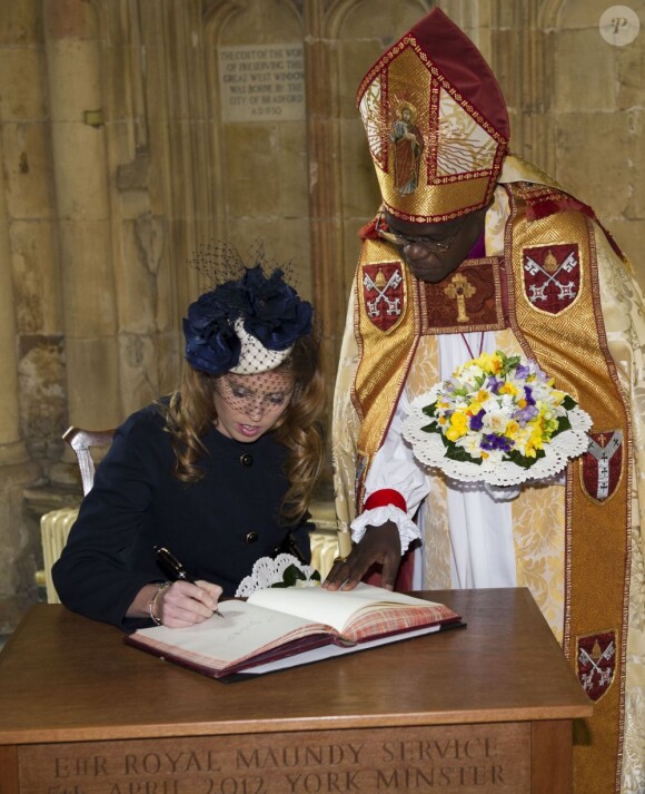 La princesse Beatrice a laissé une trace de son passage pour le Royal Maundy Service 2012.
La reine Elizabeth II était accompagnée de son mari le duc d'Edimbourg et de sa petite-fille la princesse Beatrice d'York, le 5 avril 2012, pour le Royal Maundy Service, la cérémonie du Jeudi saint, à York Minster, cathédrale d'York.
