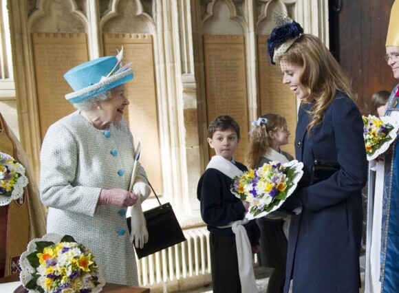 Une belle complicité ! La reine Elizabeth II était accompagnée par sa petite-fille la princesse Beatrice d'York, le 5 avril 2012, pour le Royal Maundy Service, la cérémonie du Jeudi saint, à York Minster, cathédrale d'York.