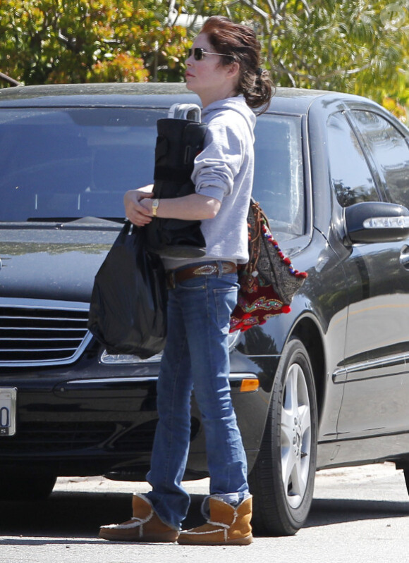 L'actrice Lara Flynn Boyle, défigurée par la chirurgie esthétique, se promène à Los Angeles, le samedi 31 mars 2012.