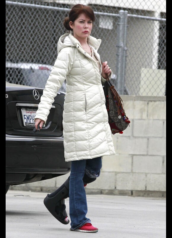 L'actrice Lara Flynn Boyle, ravagée par la chirurgie esthétique, se promène à Los Angeles, le samedi 31 mars 2012.