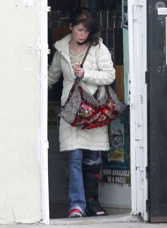 L'actrice Lara Flynn Boyle, défigurée par la chirurgie esthétique, se promène à Los Angeles, le samedi 31 mars 2012.