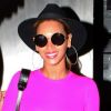 Beyoncé porte un chapeau Eugenia Kim, des lunettes de soleil The Row, un sweater rose et une jupe Etro. Le 29 mars 2012.
