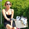 Miley Cyrus fait du vélo par une journée ensoleillée à Los Angeles le 6 avril 2012