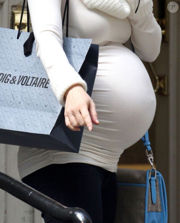 Alyson Hannigan arbore son gros ventre à New York le 10 avril 2012