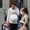 Alyson Hannigan très enceinte, en compagnie de sa fille Satyana à New York le 10 avril 2012