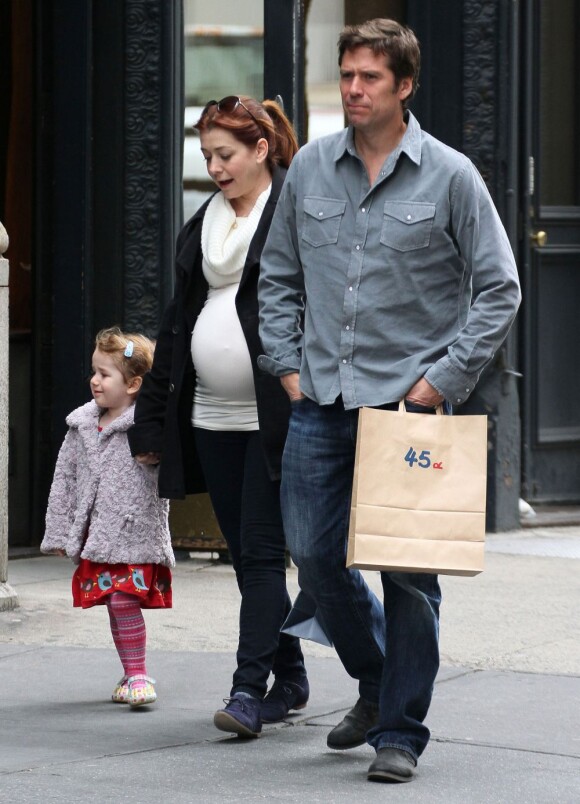 Alyson Hannigan très enceinte, son mari Alexis Denisof et leur fille Satyana à New York le 10 avril 2012