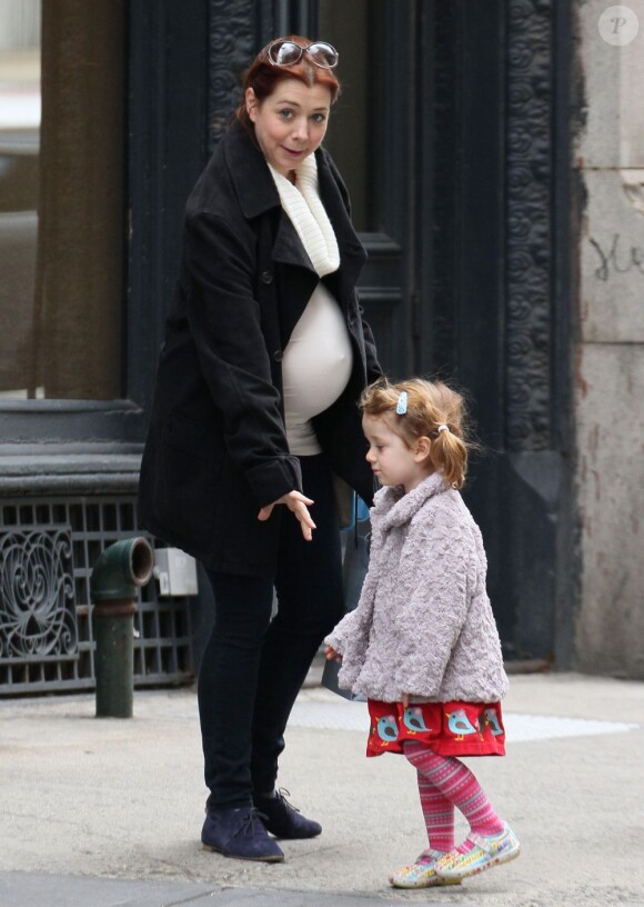 Alyson Hannigan et sa fille Satyana à New York le 10 avril 2012